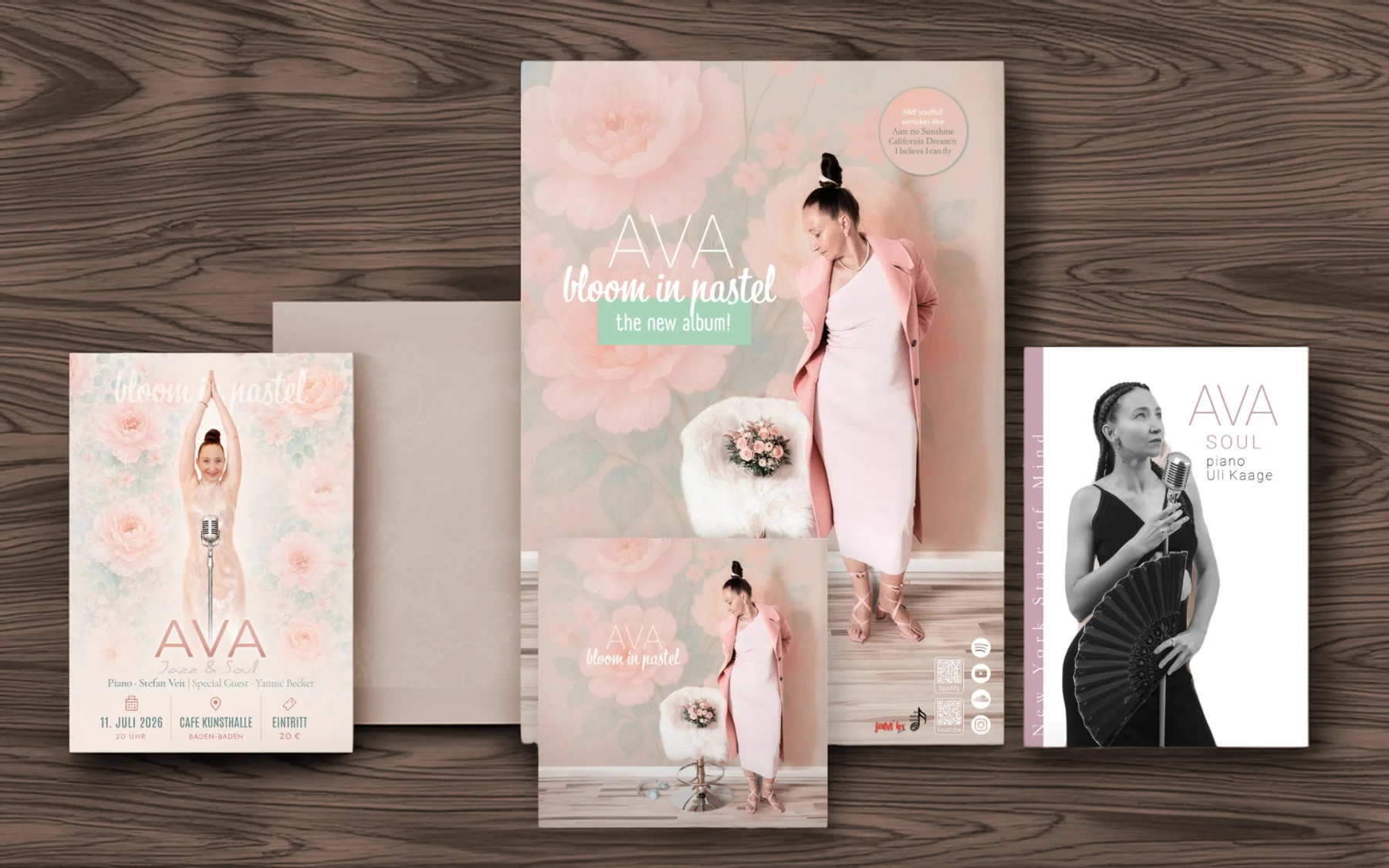 AVA Grafikdesign-Projekt mit Plakat, Flyern und CD-Cover auf dunklem Holzhintergrund